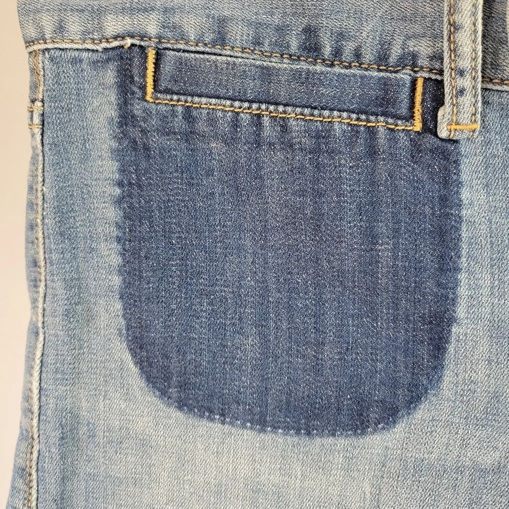 THE GAP // 1969 mid waist 5 pocket zippered side slit raw hem denim jean shorts